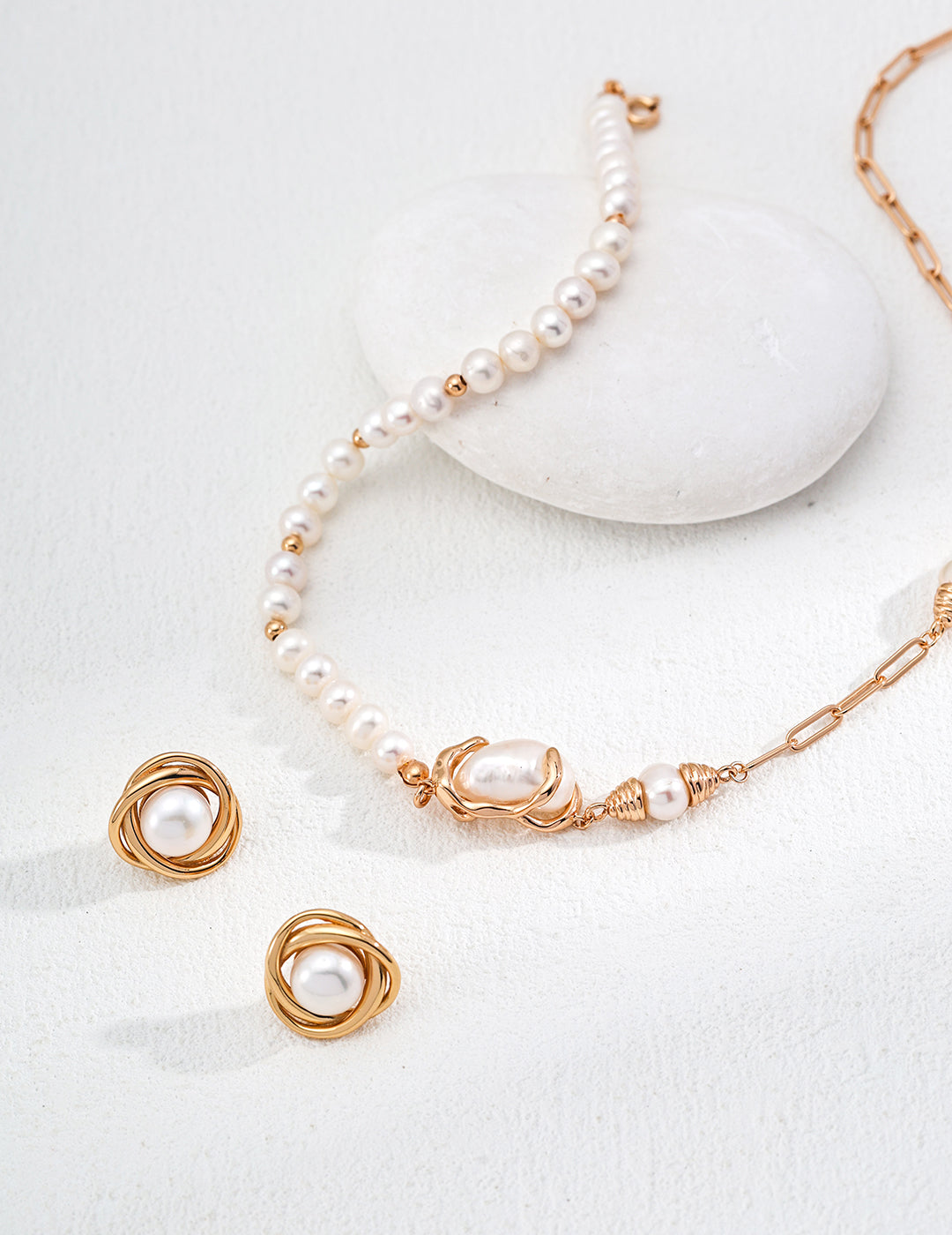 “Pure Muse” Pearl Earrings 2