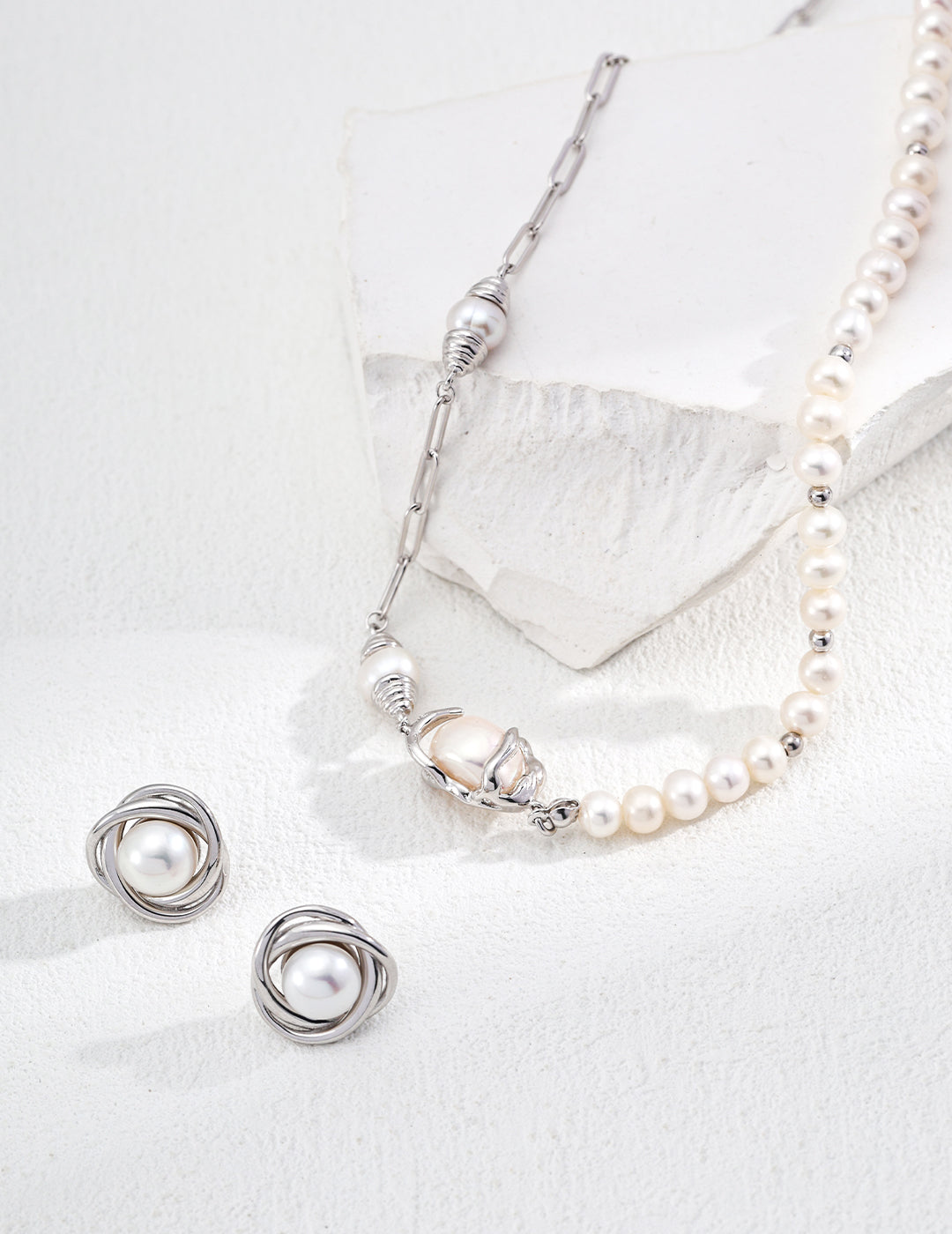 “Pure Muse” Pearl Earrings 2