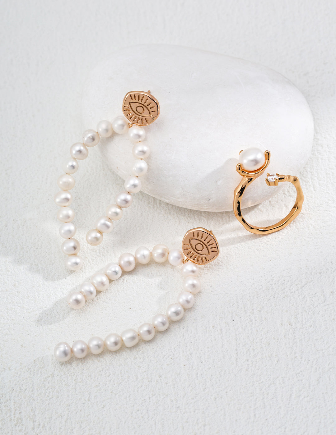 “Pure Muse” Pearl Earrings 1