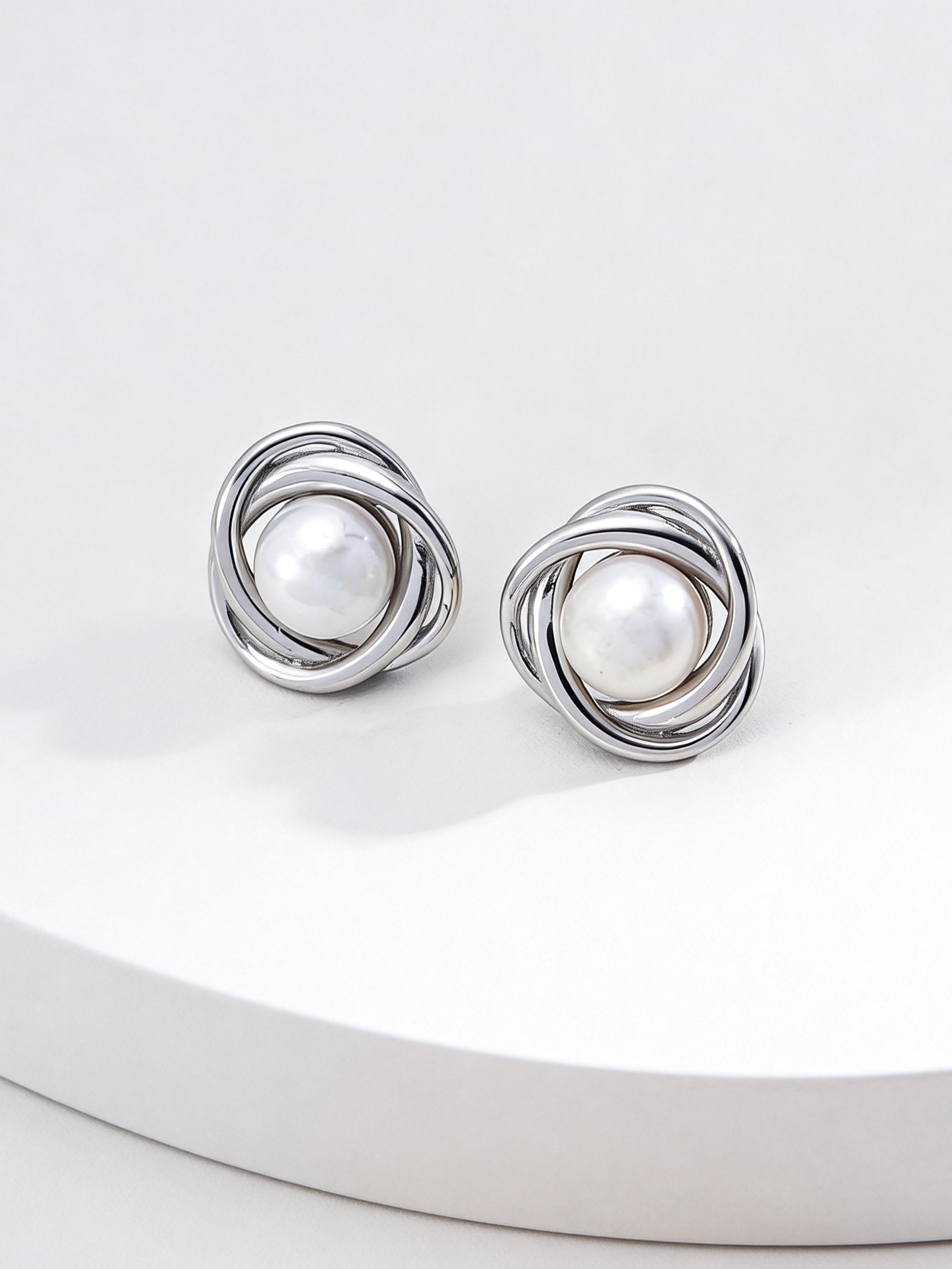 “Pure Muse” Pearl Earrings 2